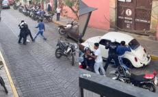 Video. Detienen a dos presuntos trabajadores del gobierno de Oaxaca por golpear a policías municipales