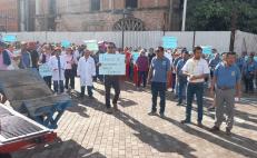 Marchan 400 trabajadores por abandono de hospital de Juchitán; gobernador de Oaxaca cuestiona protestas