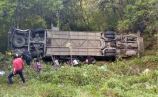 Sube a dos muertos saldo de accidente de autobús en Putla, Oaxaca; hay 14 hospitalizadas