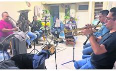 Músicos de Oaxaca honran a sus difuntos lejos de sus comunidades.