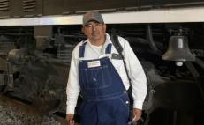 Él es el maquinista de Oaxaca que manejó el Tren Transístmico en el viaje inaugural de AMLO