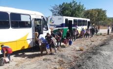 Tras un mes caminando, caravana migrante acepta autobuses para abandonar Oaxaca rumbo a Veracruz 