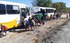 Veracruz detiene a 20 choferes de Oaxaca que trasladaron a migrantes de la caravana; los acusa de tráfico