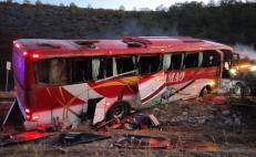 Accidente de autobús turístico en la Mixteca de Oaxaca deja un saldo de 16 personas heridas