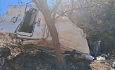 Mueren 4 en volcadura de camioneta de pasajeros en la Sierra Juárez de Oaxaca; hay 7 heridos