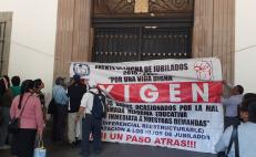 Maestros jubilados de la Sección 22 toman palacio de gobierno de Oaxaca; exigen atención de Jara