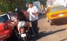 Captan en video a taxista de Oaxaca abofeteando a motociclista en la colonia Reforma
