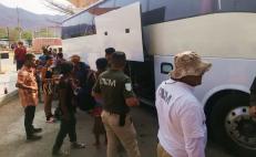 Al menos 200 migrantes que avanzaban por Oaxaca aceptan propuesta del INM para regularizar estancia.