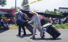 Maestros de la Sección 22 sitian la capital y bloquean accesos al Aeropuerto Internacional de Oaxaca