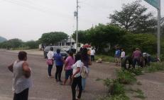 Docentes bloquean carretera 190 en Oaxaca para exigir entrega de apoyos para uniformes escolares