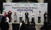 Entrega Murat becas a jóvenes de Oaxaca para que estudien carreras de Ciencia y Tecnología