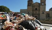 Trabajadores de limpia arrojan basura en calles del Centro Histórico de Oaxaca, en protesta contra edil