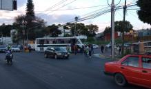 Activan sindicatos bloqueos en cruceros de la ciudad de Oaxaca; exigen entrega de hasta 90 días de aguinaldo