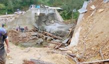 Bridge under construction in Tamazulápam Mixe collapses;  Oaxaca government reports 6 injured.