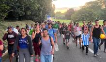 En condiciones inhumanas, avanzan caminando más de 10 mil migrantes hacia Oaxaca