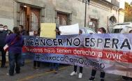 Por falta de medicinas contra el c&aacute;ncer han muerto 8 ni&ntilde;os en Oaxaca, acusan padres en visita de AMLO