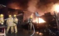 Incendio en mercado de Juchit&aacute;n consume cerca de 60 puestos comerciales