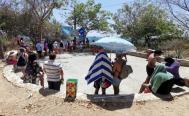 Turistas hacen hasta fila para acceder a playas de Oaxaca por l&iacute;mite de aforo; medidas sanitarias, las ausentes