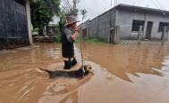 Desbordamiento del r&iacute;o Los Perros por lluvias afecta al menos a mil viviendas en Juchit&aacute;n, Oaxaca