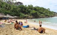 Turistas huyen hasta de destinos sin cierre total de playas; en Puerto Escondido cay&oacute; 20% la ocupaci&oacute;n