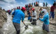 Habitantes ikoots y pescadores se unen para abrir bocabarra y drenar inundaci&oacute;n en San Dionisio del Mar, Oaxaca