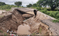 Por lluvias, colapsa subcolector de drenaje en Juchit&aacute;n, Oaxaca, que cost&oacute; 22 mdp; advierten riesgo sanitario