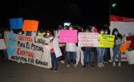 Por m&aacute;s de 2 mil despidos, protestan trabajadores de la Salud afuera de la ma&ntilde;anera de AMLO en Oaxaca