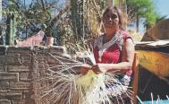 Tejiendo palma sin descanso, as&iacute; se vive en Zahuatl&aacute;n, Oaxaca, el municipio m&aacute;s pobre de M&eacute;xico