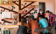 Hijas de migrantes nacidas en EU impulsan primera librer&iacute;a comunitaria en Sabinillo, Oaxaca