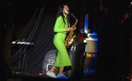 &ldquo;Renace&rdquo; en el Vive Latino la saxofonista Malena R&iacute;os, sobreviviente de ataque con &aacute;cido en Oaxaca