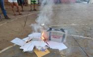 Damnificados de Agatha en Copalita queman urnas y boletas para elecci&oacute;n de gubernatura de Oaxaca.