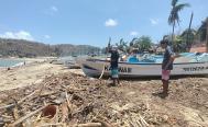 En la Costa de Oaxaca, devastada por Agatha, prefirieron limpiar la playa que ir a votar