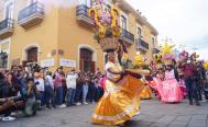 Derrochan alegr&iacute;a, mezcal y baile en calles de Oaxaca por primer convite de la Guelaguetza 2022