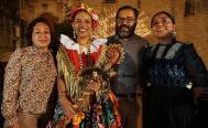 Familia artesana de la Mixteca de Oaxaca, creadora del cetro de la Diosa Cent&eacute;otl, emblema de la Guelaguetza