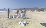 Derrames sin fin, la huella de contaminaci&oacute;n que deja Pemex en las playas de Oaxaca