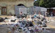 Cumple ciudad de Oaxaca 3 d&iacute;as con montones de basura por las calles, tras suspensi&oacute;n de recolecci&oacute;n