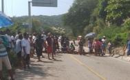 Pobladores bloquean carretera 200 en Oaxaca; exigen entrega de 2 mdp para afectados por Agatha