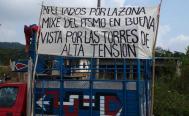 Por instalaci&oacute;n de torres de CFE, campesinos de Oaxaca bloquean carretera e impiden paso a Veracruz