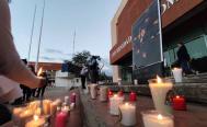 En honor de Marielita, iluminan con velas explanada de la Universidad Aut&oacute;noma de Oaxaca