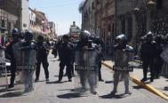 Con golpes y gases, desalojan a manifestantes zapotecos de Xiacu&iacute; del Palacio de Gobierno de Oaxaca
