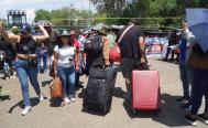 Maestros de la Secci&oacute;n 22 toman accesos del aeropuerto de Oaxaca; terminal suspende servicio