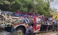 Accidente de autob&uacute;s deja al menos 22 muertos en la Mixteca de Oaxaca; sali&oacute; del Edomex