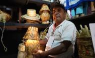 Artesanos de San Juan Guelav&iacute;a, una vida dedicada a domar el carrizo que crece en Oaxaca.