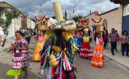 Con desfile de delegaciones y su primera Feria del Mezcal, Etla festeja su Guelaguetza