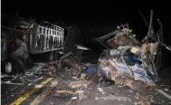 Choque de tr&aacute;iler y autob&uacute;s de pasajeros en autopista Tehuac&aacute;n-Oaxaca deja al menos 14 muertos.
