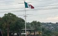 Marinos izan por error bandera de M&eacute;xico de cabeza en Salina Cruz, Oaxaca
