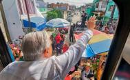 &quot;La gente de los pueblos est&aacute; euf&oacute;rica&quot;: Saludan a AMLO y celebran paso del Tren Trans&iacute;stmico por Oaxaca