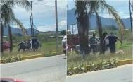 VIDEO. Taxistas for&aacute;neos golpean a sujeto con palos y patadas; Semovi Oaxaca pide ayuda para identificarlos