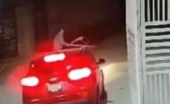 Captan en video a presunto polic&iacute;a de la ciudad de Oaxaca golpeando a una mujer con un palo