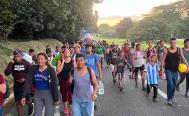 En condiciones inhumanas, avanzan caminando m&aacute;s de 10 mil migrantes hacia Oaxaca